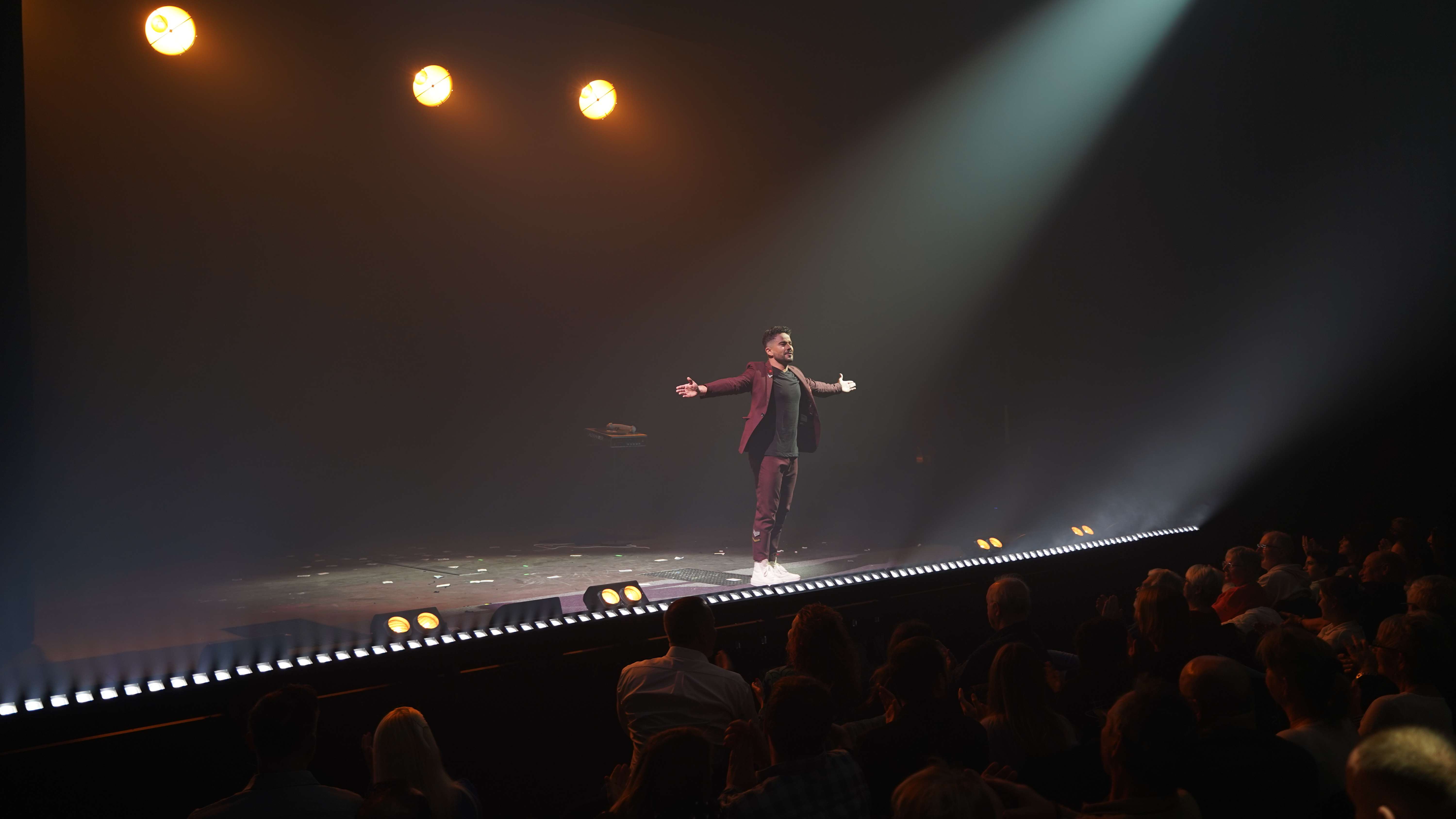 Mago de Magicbros en el escenario ante el público del teatro